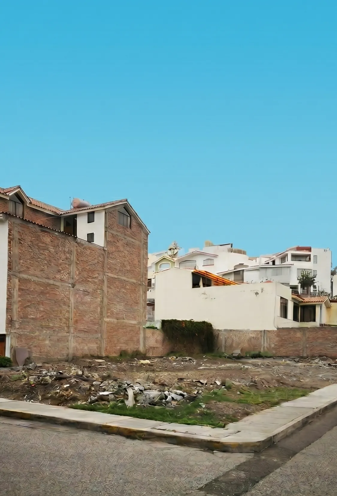 Antes: terreno desocupado con muros de ladrillo antiguos